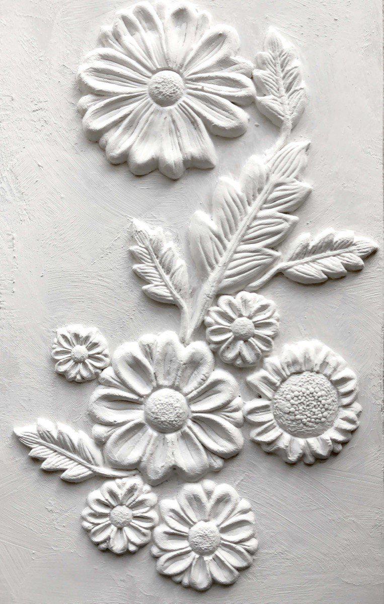 White daisy relief sculpture using He Loves Me Mould by IOD – Iron Orchid Designs.