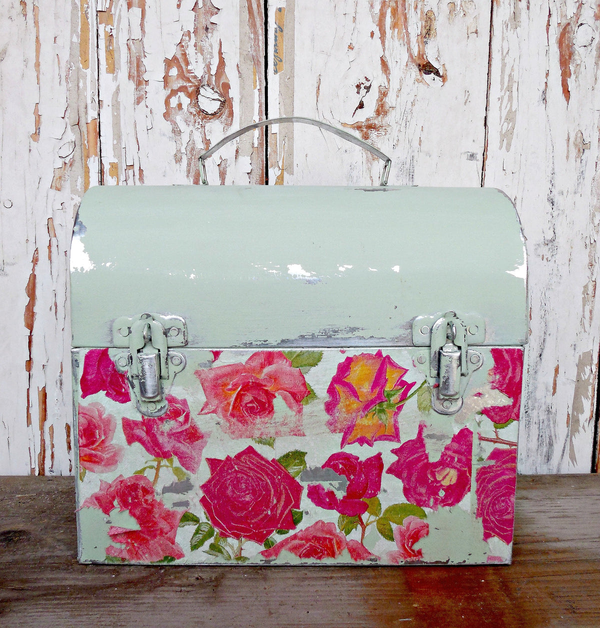 Metal lunchbox painted with Old Fashioned Milk Paint in Pantry Door color.