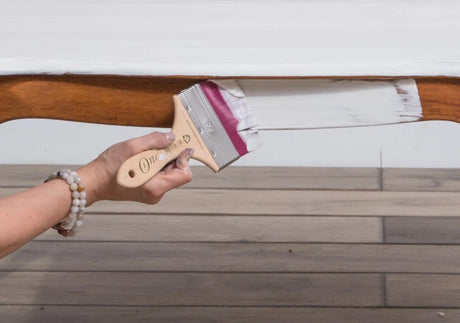 Hand painting a table leg white with Staalmeester Spalter Flat Blending Ultimate ONE Paintbrush.