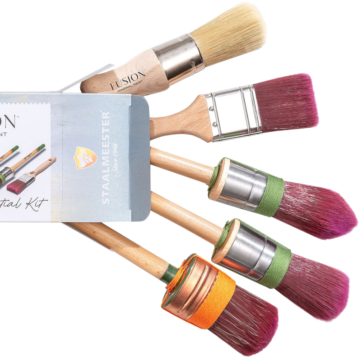 Five Staalmeester paintbrushes next to a Painter’s Essential Kit Box Gift Set.