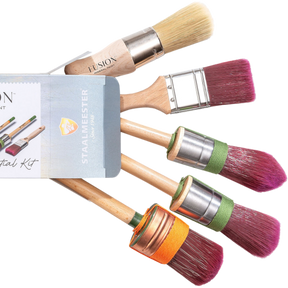 Five Staalmeester paintbrushes next to a Painter’s Essential Kit Box Gift Set.
