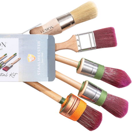 Five Staalmeester paintbrushes next to a Painter’s Essential Kit Box Gift Set.