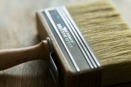 Staalmeester Wall Brush Series 3005 with wooden handle, shown resting on a wooden surface.